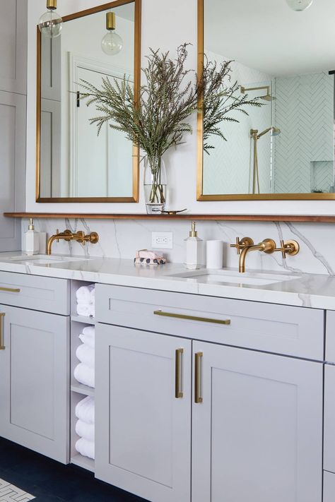 White Quartz Countertops Backsplash Gray Shaker Cabinets Dark Navy Porcelain Floor Tiles Transitional Bathroom, Home Luxury, Bathroom Trends, White Countertops, Bathroom Pictures, Bathroom Wallpaper, Bathroom Designs, Style Tile, Double Sink