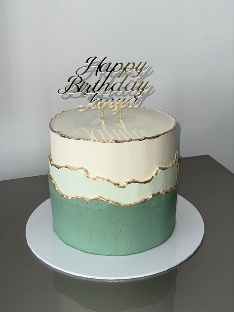 Birthday Cake For Women Green, Sweet 16 Cakes Sage Green, Masculine Cake Design, Pastel Green Cake, Green Bday Cake, Cake Verde, Lime Green Cake, Green And Gold Cake, Green And White Cake