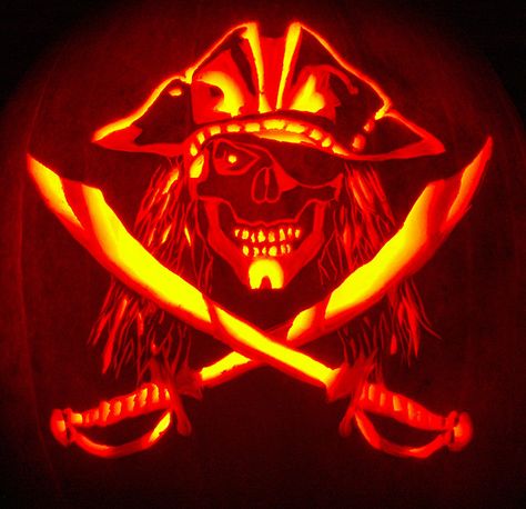 Pumpkin Carving: Pirate Skull w/Swords - Nam Pirate Pumpkin, Pumpkin Masters, Pumpkin Stencils Free, Halloween Pumpkin Stencils, Disney World Halloween, Halloween Pumpkin Carving Stencils, Amazing Pumpkin Carving, Disney Pumpkin, Halloween Bottles