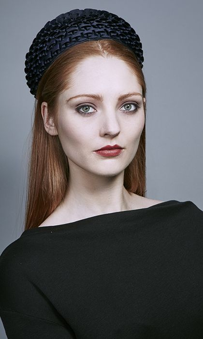 Rachel Trevor Morgan Millinery Autumn Winter 2016 Navy pleat grosgrain mini Jackie O pillbox (R16W27) Rachel Trevor Morgan, Horse Guards, Friday 13th, Elegant Hats, Fancy Hats, Jackie O, Head Hair, Fascinator Hats, Wedding Hats