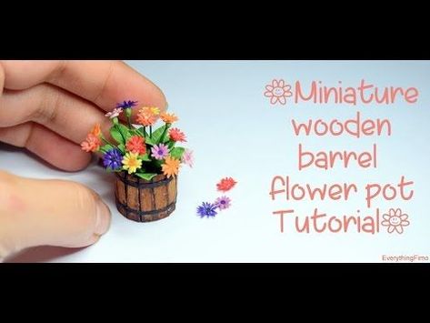 Barrel Flowers, Dollhouse Tutorials, Dollhouse Miniature Tutorials, 3d Quilling, Cute Miniature, Dollhouse Miniatures Diy, Miniature Projects, Flower Bucket, Miniature Plants