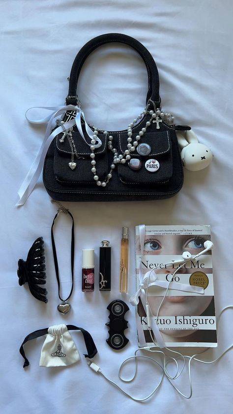 Inside My Bag, Purse Essentials, Handbag Essentials, Fits Inspo, What In My Bag, Girly Accessories, Fancy Bags, Jane Birkin, Bags Aesthetic