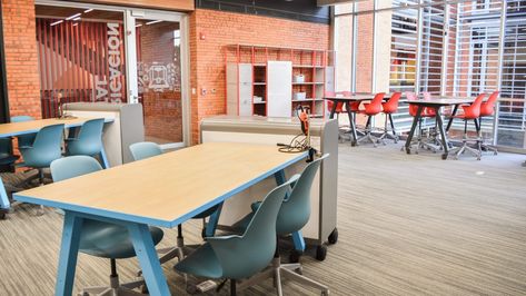 Flexible Learning Spaces Improve Student Collaboration - Steelcase Steelcase Furniture, Collaborative Learning Spaces, Furniture School, Student Collaboration, Collaborative Learning, Japanese School, Workspace Design, Student Success, State College