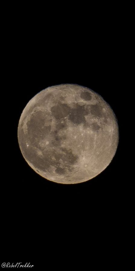 my obsession with the moon goes way back, I can't describe how eye-catching it is when you take a picture of it, perhaps it is just as beautiful for me as it is for you.  #moon #night #fullmoon #astrophotography #photography #nightview #moonlight #wallpaper Iphone Wallpaper Moon, Full Moon Meditation, Moon Meditation, Ed Wallpaper, Nikon D3400, Planets Wallpaper, The Moon Is Beautiful, Sky Moon, Moon Pictures