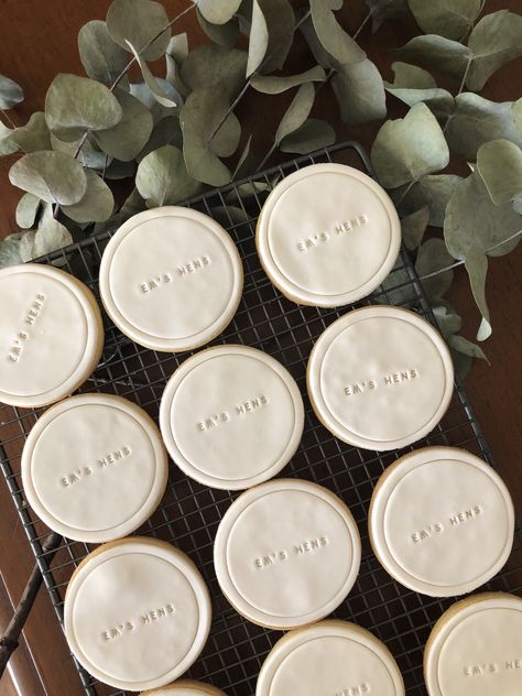 Engagement Souvenir, Name Cookies, Fondant Biscuits, Flower Cookies Bouquet, Biscuit Design, Bridal Cookies, Perfect Sugar Cookies, Easter Sugar Cookies, Sugar Cookie Icing