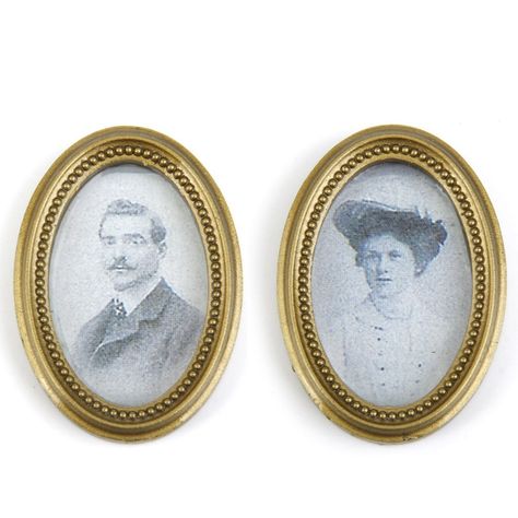 1:12 Dollhouse Miniature Frame Couple Photos Mural Wall Painting, Toy Figures - Amazon Canada Mural Wall Painting, Photo Mural Wall, Mini Picture Frames, Dolls House Shop, Victorian Gentleman, Oval Picture Frames, Miniature Items, Haunted Dollhouse, Miniatures Diy