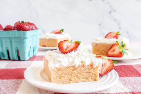 How to Make 3-Ingredient Strawberry Cloud Cake Strawberry Cloud Cake Recipe, Strawberry Cloud Cake, Cloud Cake Recipe, Strawberry Sheet Cakes, Cloud Cake, Easy Sweets, Summer Foods, Workout Women, Baked Strawberries