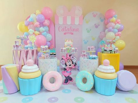 Minnie Mouse Candyland Party, Minnie Mouse Donut Party, Minnie Candyland, Donut Themed Birthday Party, Candy Birthday Party, Candyland Birthday, Candyland Party, Minnie Party, Birthday Candy