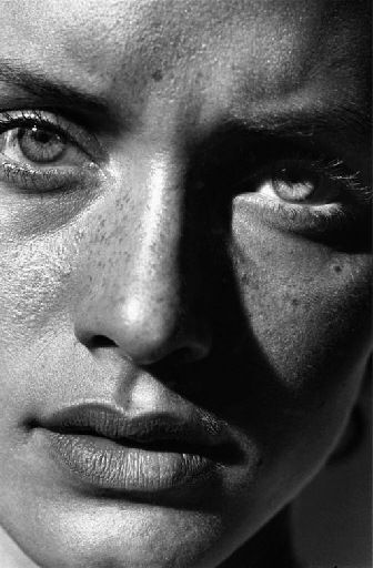 Close Up Faces, Amber Valletta, Black And White Face, Art Photography Portrait, Peter Lindbergh, Close Up Portraits, Face Photography, Hyperrealism, Face Photo