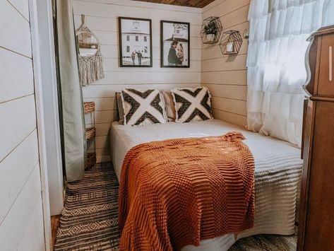 Tiny Bedroom Design, Design Ložnic, Shed Tiny House, Tiny House Talk, Shed Home, Shed To Tiny House, House Shed, Bedroom Design Ideas, Small Bedroom Decor