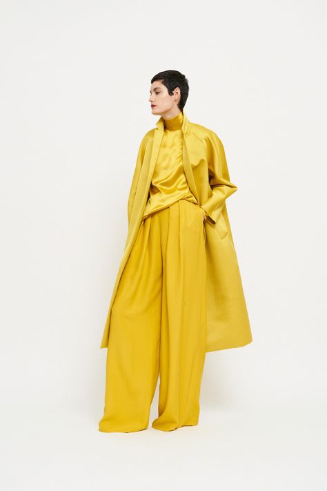 New Fashion Clothes, Martin Grant, Fancy Dress Outfits, Pantone Colors, Yellow Outfit, Runway Looks, Complete Outfits, Yellow Fashion, Fashion 2018