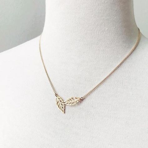 Little Leaf Necklace, gold Anna Outfit, Simple Silver Jewelry, Diamond Initial Necklace, Gold Letter Necklace, Long Pearl Necklaces, Diamond Solitaire Necklace, Pearl Jewelry Necklace, Cluster Necklace, Gold Diamond Necklace