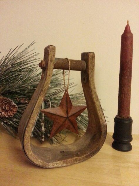 Stirrup Christmas decor  #cowgirl #holiday #holidaydecor #cowgirlholiday #cowgirlholidaydecor     http://www.islandcowgirl.com/ Western Crafts, Cowboy Decorations, Cowgirl Magazine, Horseshoe Decor, Horseshoe Crafts, Horse Crafts, Cowboy Christmas, Horse Decor, Western Christmas