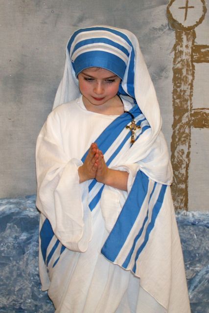 Mother Teresa Costume, Mother Teresa Photos, Saint Costume, Roman Catholic Art, Saints For Kids, Teresa Of Calcutta, Bible Heroes, St John The Evangelist, Book Character Costumes