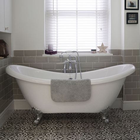 Bathroom with roll-top bath and patterned floor tiles Period Bathroom, Patterned Bathroom Tiles, Mini Bad, Victorian Bathroom, Roll Top Bath, Patterned Floor Tiles, Bathroom Floor Tiles, Family Bathroom, Green Bathroom