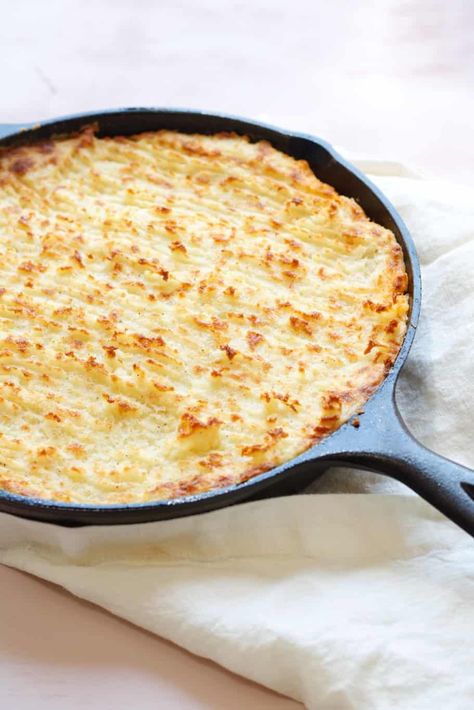 Shepherd's Pie Using Leftover Lamb Lamb Shepherds Pie, Cast Iron Skillet Recipes Dinner, Leftover Lamb, Cast Iron Skillet Cooking, Fluffy Mashed Potatoes, Iron Skillet Recipes, Skillet Dishes, Shepherds Pie Recipe, Skillet Cooking