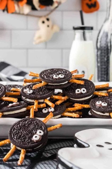 Halloween Party Food Ideas Easy, Cute Halloween Party Snacks, Halloween Themes Food, Cute Easy Halloween Snacks, Halloween Easy Snacks For Party, Halloween For Kids Food, Spooky Night Food Ideas, Spider Halloween Food, Halloween Foods To Make