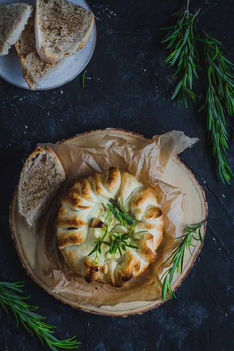 Camembert con hojaldre al horno - The Cooking Lab Baked Camembert Recipe, Camembert Recipes, Baked Camembert, Say Cheese, Puff Pastry Recipes, Puff Pastry, Charcuterie Board, Camembert Cheese, New Recipes