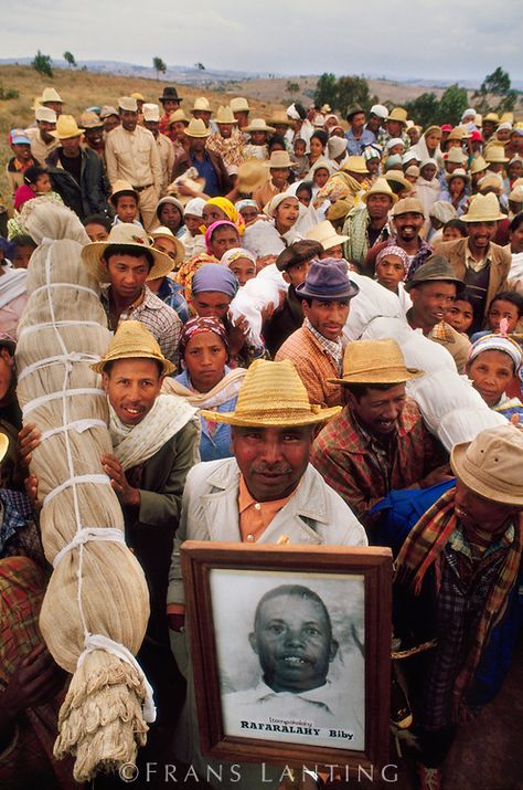 Famadihana This traditional event, known as the turning of the bones, is a three-month family-oriented ritual beginning in June in Madagascar. The bodies of recently-passed family members and ancestors are taken from the crypt, re-dressed in silk shrouds and reburied. Frans Lanting, Magic Art, Dancing Queen, Samhain, Indian Ocean, Mauritius, Madagascar, Old Photos, Tik Tok