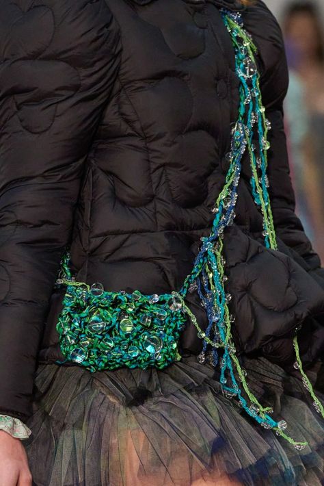 Knitting With Beads, Crochet With Beads, Susan Fang, Fall 2023 Fashion, Edgy Bags, Knit Accessories, Beads Fashion, Knit Bag, Crochet Shoulder Bags