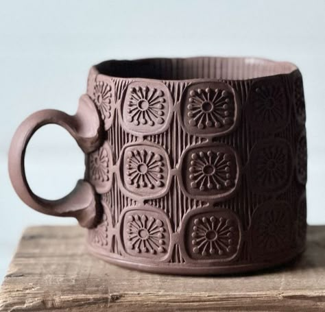 Slab Mug Ideas, Carved Mug, Textured Ceramics, Sgraffito Technique, Pottery Patterns, Pottery Lessons, Tanah Liat, Ceramic Texture, Pottery Form