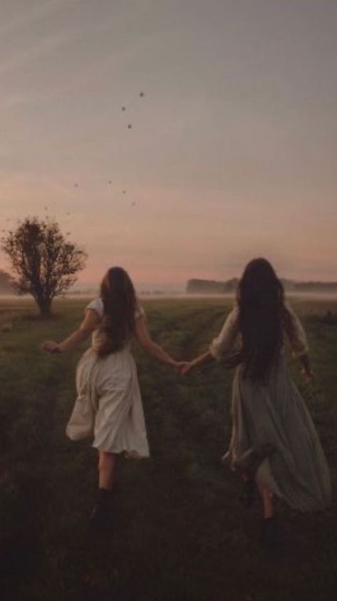 Photoshoot Friends Ideas, Two Sisters Aesthetic, Sisterhood Aesthetic, Photoshoot Sisters, Dreamer Aesthetic, Best Friends Photography, Sisters Photoshoot Poses, Friends Nature, Sisters Photoshoot