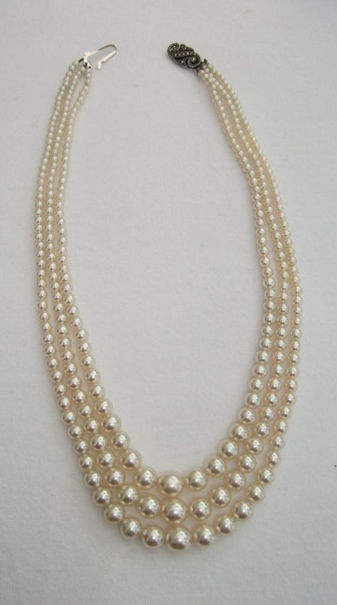 Best Pearl Necklace, Pearl Necklace Designs Unique, Pearl Necklace Outfits, Antique Pearl Necklace, Vintage Indian Jewelry, Perls Jewellery, Real Pearl Jewellery, Pearl Earrings Designs, Pearl Mala