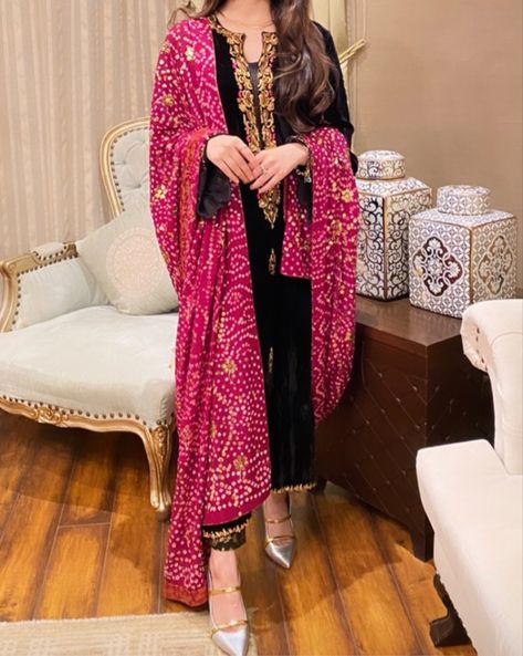 Chunri Dress Design, Pakistani Women Dresses, Velvet Dress Designs, Womens Trendy Dresses, Pakistani Wedding Outfits, Casual Indian Fashion, Pakistani Fancy Dresses, Pakistani Dresses Casual, Pakistani Fashion Party Wear