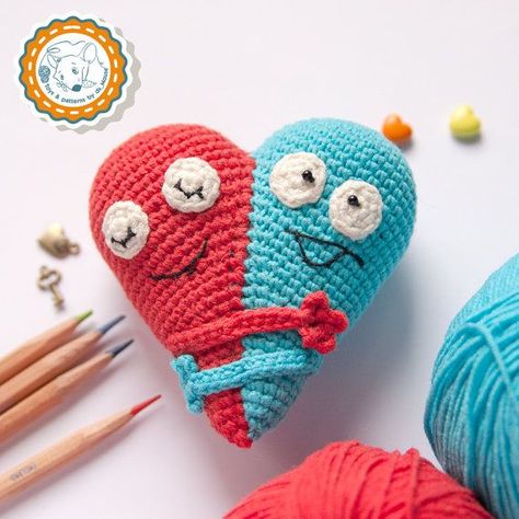 Crochet a Hugging Hearts Amigurumi - Perfect Love Token for Valentine's Day 💙❤️ #crochet #amigurumi #valentinesday Heart Amigurumi, Crocheted Hearts, Crochet Heart Pattern, Confection Au Crochet, Pola Amigurumi, Valentines Crochet, Holiday Crochet, Crochet Diy, Crochet Heart