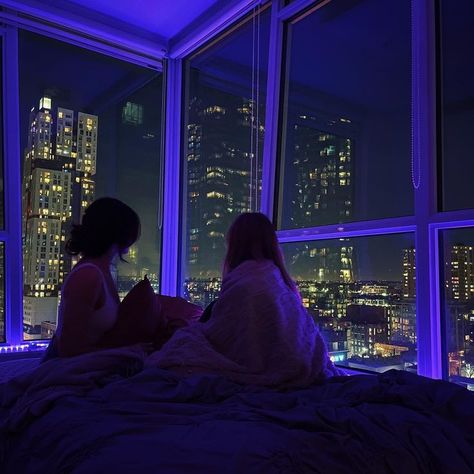 Instagram inspiration Romantic City Aesthetic, Bestie Apartment Goals, Besties Apartment, Nyc Apartment View, City Apartment Aesthetic, Weekend Aesthetic, City View Apartment, Apartment View, Apartment Goals