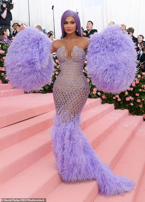 Met Gala Dresses Ideas, Kylie Jenner Met Gala, Meet Gala, Kylie Jenner Dress, Camp Fashion, Charity Ball, Met Gala Outfits, Versace Gown, Estilo Kylie Jenner