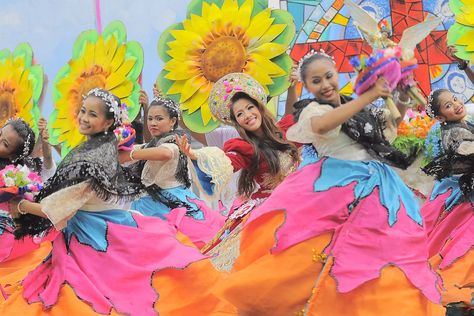 Summer festivals in France France Culture Aesthetic, Festival Dance, Festival Aesthetic, Open Air Cinema, Medieval Festival, France Aesthetic, Film Genres, Travel France, Romantic Films