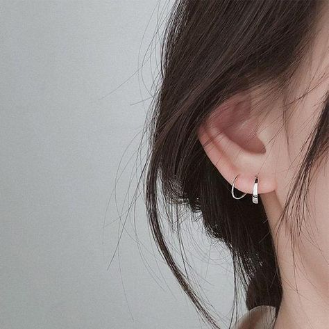 Double Ear Piercing Ideas Aesthetic, Double Lobe Piercing Ideas, Earrings Small Hoop, Double Ear Piercings, Earring Inspo, Twist Earrings, Hogwarts Dr, Piercing Inspo, Double Piercing