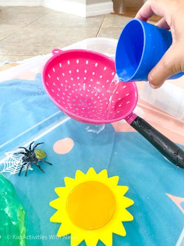 Itsy Bitsy Spider Sensory Bin, Itsy Bitsy Spider Craft For Toddlers, Itsy Bitsy Spider Craft, Spider Sensory, Itsy Bitsy Spider Activities, Sensory Bins For Toddlers, Spider Activities, Sensory Activities For Preschoolers, Weekly Activities