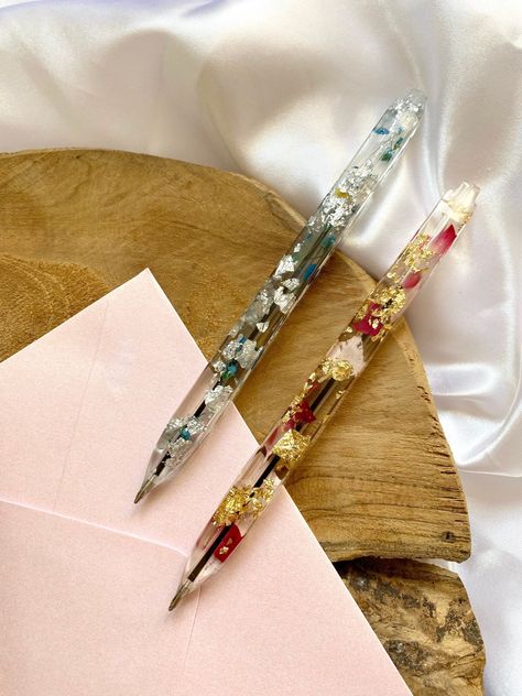 A nice ballpoint pen handmade in epoxy resin. Each pen is encrusted with natural dried flowers and gold leaf. You can thus observe the inlays in transparency and write with a 100% unique and original object! Perfect also to accompany a guest book of a wedding, a baptism or other. It is also a gift idea to offer to the school teacher. Choice of ink: blue, black or red. Several possible models to choose from the drop-down list. Each pen is individually and carefully packaged in a packaging decorat Drawing Writing, Drawing Accessories, Writing Accessories, Writing Drawing, Illustration Pen And Ink, Feuille D'or, Ink Drawing Illustration, Heart Wedding, Ink Pen Drawings