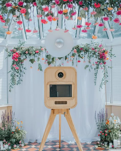 20 Inventive Ways to Revamp Your Wedding Photo Booth #PhotoBooth #WeddingPhotos #Wedding #WeddingIdeas #WeddingReception | Martha Stewart Weddings Book Backdrop, Photo Booth Business, Photo Booth Design, Photo Booth Backdrop Wedding, Photobooth Ideas, Wedding Photobooth, 360 Photo, Wedding Photo Booth Props, Booth Backdrops