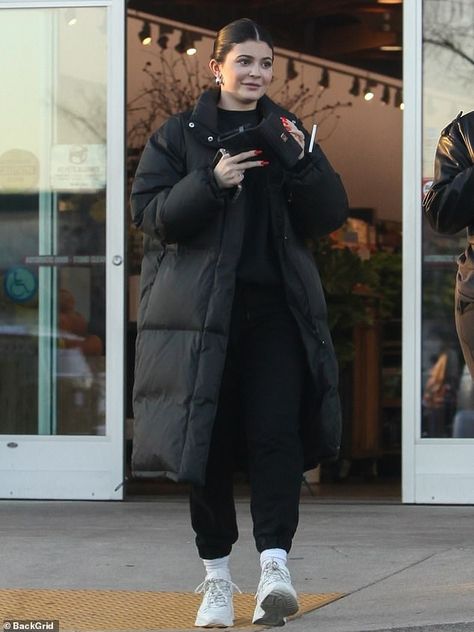 Tomboy Baddie, Long Puffer Jacket Outfit, Kylie Jenner Outfits Casual, Kylie Jenner Street Style, Ropa Kylie Jenner, Look Kylie Jenner, Puffer Jacket Outfit, Mode Kylie Jenner, Long Puffer Jacket