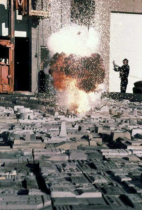 Rare behind the scenes photos reveal the making of the special effects in Star Wars Photos Rares, Alec Guinness, Practical Effects, 70s Sci Fi Art, Star Wars Episode Iv, Star Wars 1977, Star Wars Models, Star Wars Trilogy, Battle Star