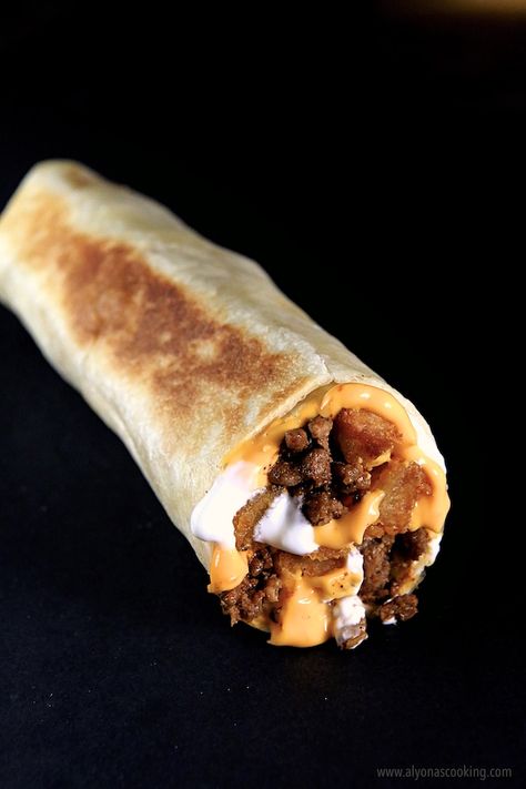 The Cheesy Potato Burrito from Taco Bell is filled with seasoned beef, cheese, sour cream and seasoned potato bites. Taco Bell Potatoes, Taco Bell Recipe, Potato Burrito, Taco Bell Copycat, Taco Bell Recipes, Cheesy Potato, Potato Bites, Burritos Recipe, Copykat Recipes