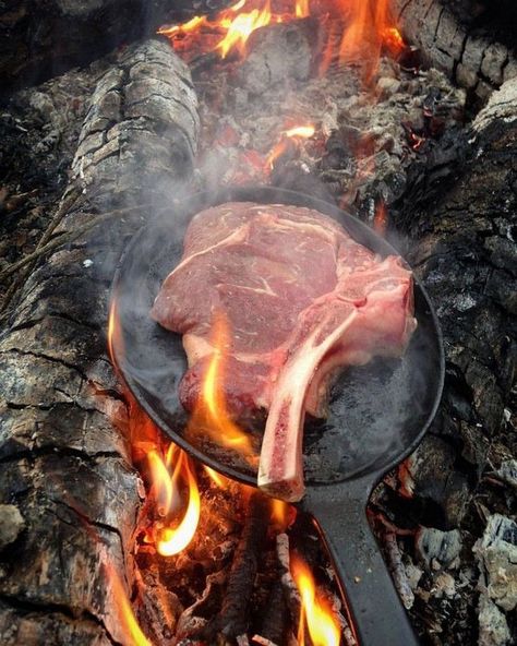 Camping Sauvage, Camping Aesthetic, Barbecue Party, Fire Cooking, Campfire Cooking, Photographie Inspo, Cast Iron Cooking, Camp Cooking, Carne Asada