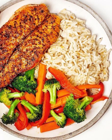 Salmon Rice, Plats Healthy, Healthy Food Menu, Healthy Food Inspiration, Easy Healthy Meal Prep, Healthy Food Dishes, Makanan Diet, Healthy Lifestyle Food, Healthy Food Motivation