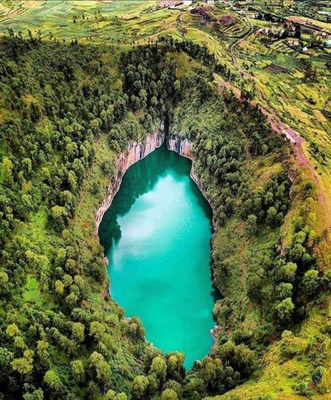 Civil Engineering Discoveries on LinkedIn: Lake Tritriva, Madagascar🇲🇬 ✈️🌊😉 To Travel & Visit The Most Beautiful… Madagascar Island, Madagascar Travel, Hidden Photos, Travel Notes, Photographie Portrait Inspiration, Places In The World, Die Young, Travel Activities, Beautiful Photos Of Nature