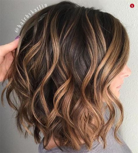 Flattering Shoulder Length Wavy Hairstyles for Women, Female Medium Haircuts Wavy Bob Long, Medium Bob, Wavy Bob Hairstyles, Medium Bob Hairstyles, Caramel Balayage, Vlasové Trendy, Caramel Highlights, Ombre Hair Color, Black Hairstyles