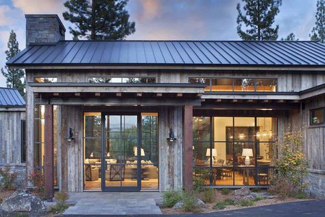 50 Most Popular Houses Featured on One Kindesign for 2019 Mountain House Decor, Rustic Mountain Homes, Mountain Home Exterior, Modern Lodge, Contemporary Barn, Modern Mountain Home, Casa Country, Casa Container, Rustic Contemporary