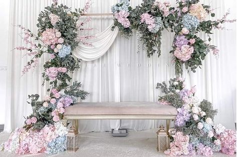 Wedding Decoration Indoor Simple, Pelamin Minimalist Rumah, Minimalist Pelamin, Wedding Decorations Indoor Simple, Simple Wedding Decorations Indoor, Stage Decorations Wedding, Simple Wedding Decoration, Peach Weddings, Pelamin Nikah