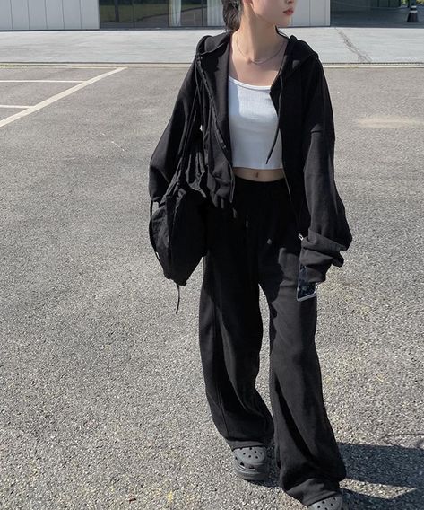 Wide Leg Sweatpants Outfit, Comfy Korean Outfits, Black Sweatpants Outfit, Boyish Outfits, Swag Outfits For Girls, Easy Trendy Outfits, Cute Comfy Outfits, Tomboy Fashion, Teenage Fashion Outfits