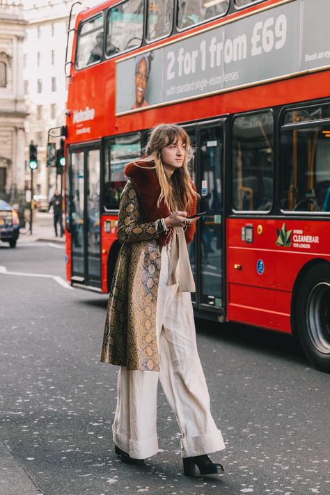 LFW FALL 18/19 STREET STYLE I | Collage Vintage Spring Outfits Boho, 70s Fashion Outfits, Boho Witch, 70s Women, Boho Fashion Summer, Boho Fashion Bohemian, Winter Boho, Trending Fashion Outfits, Looks Street Style