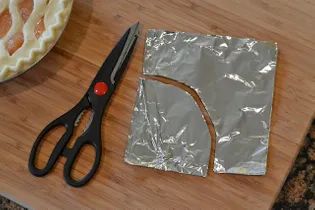 How to Cover Edge of Pie Crust with Foil Easily – A Real Life Housewife Clarence Gilyard, Diy Pie Crust, Italian Pizza Recipes, Pecan Pie Ingredients, Pie Crust Shield, Cooking Secrets, Pie Crust Edges, Southern Pecan Pie, Pecan Desserts