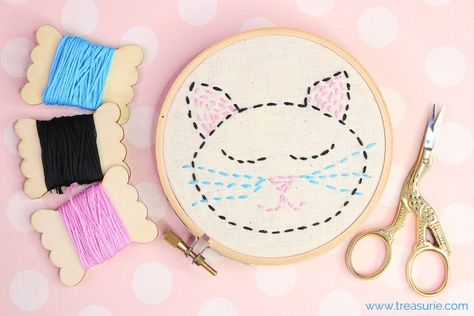 Running Stitch Embroidery Design, Running Stitch Embroidery, Embroidery Design For Beginners, Embroidery Basics, Stitch Step By Step, Sewing Machine Stitches, Stitch Embroidery Design, Teaching Sewing, Hand Knitting Diy