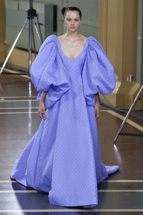 A Purple Gown From the Emilia Wickstead Runway at London Fashion Week Purple Runway, Purple Gown, Emilia Wickstead, Muslimah Fashion Outfits, The Who, Hijabi Fashion, Women's Wear, Purple Fashion, Fancy Dresses